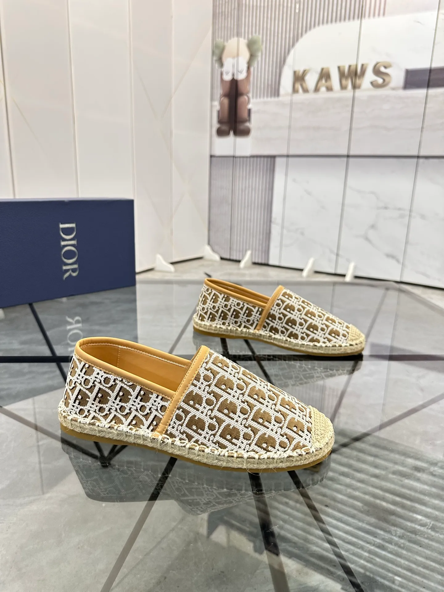 Men's shoes for sale 💰: 💰P400¥ Product trademark: Dior* "Dior*" low-top fisherman's shoes Regular size: 38-44 (can be customized to 37.45) Product materials: imported cowhide leather upper spliced ​​with original fabric, sheepskin lining, original outsole. Number: 1023